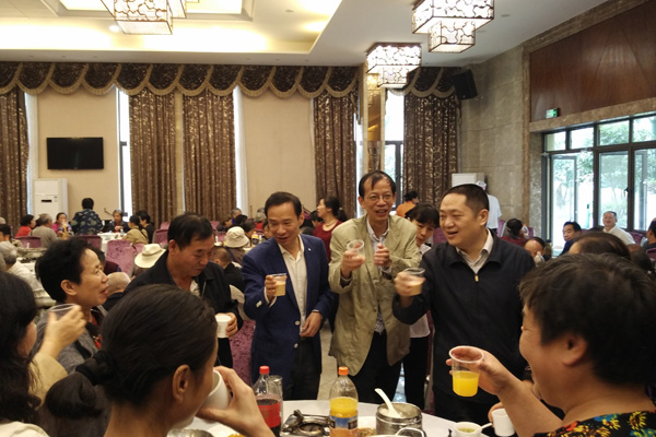 肖湘愚、伍中信、晏金平与老同志们共进午餐.jpg
