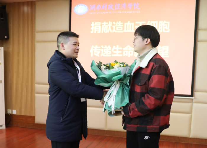 市红十字会秘书长姜新任（左）看望慰问黄丹青同学（右）.png