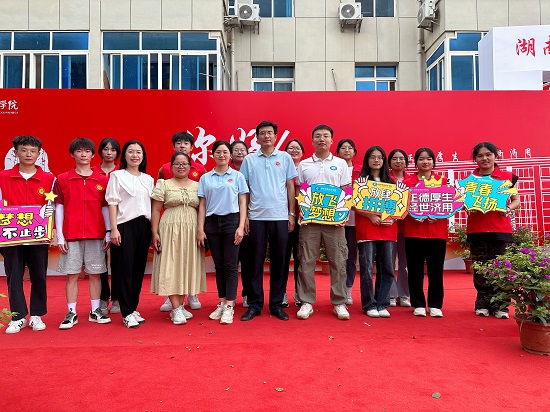 教师与志愿者合影照片.jpg
