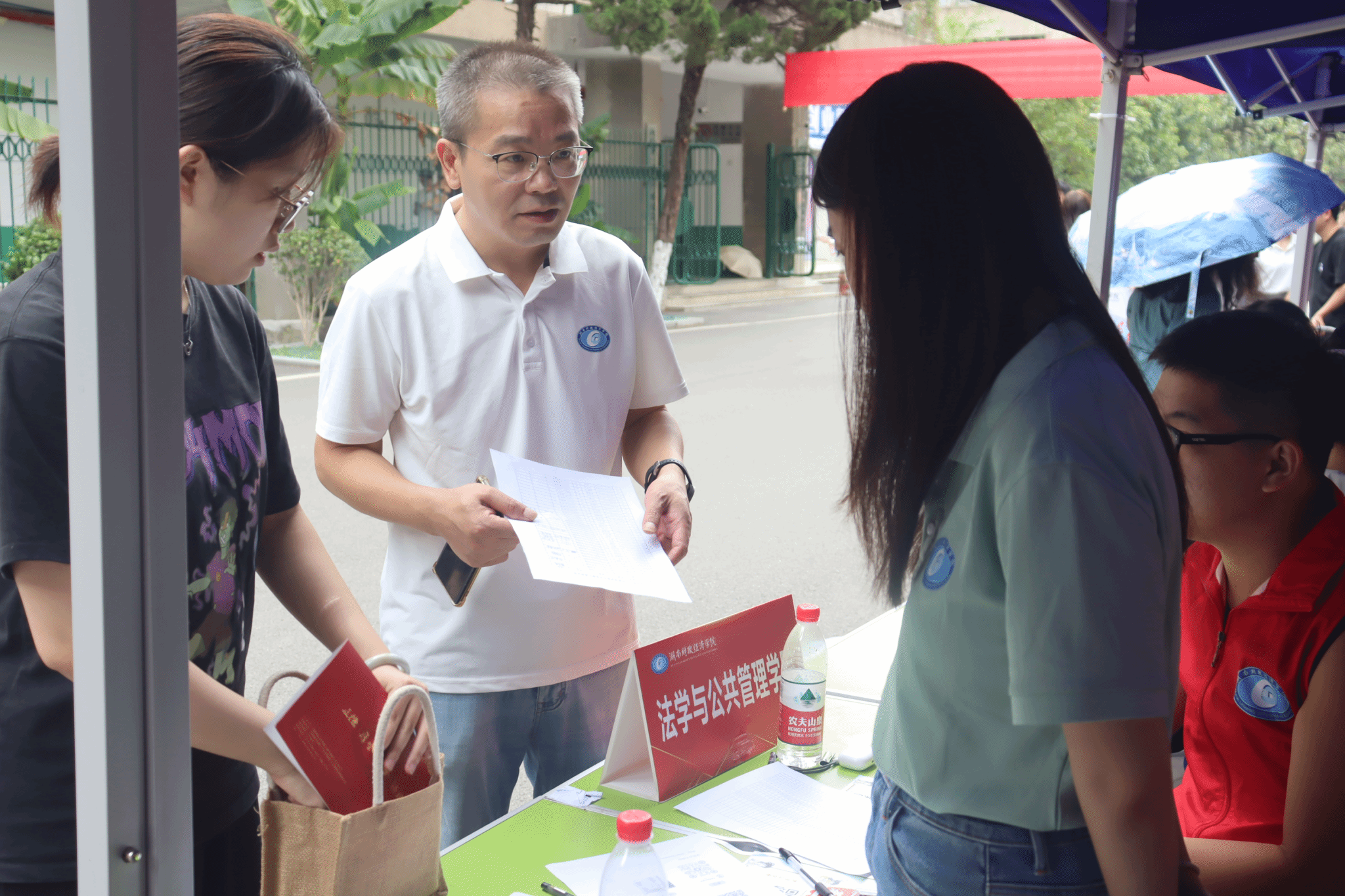 必威betway西汉姆法学与公共管理学院2025级专升本新生报到工作顺利完成