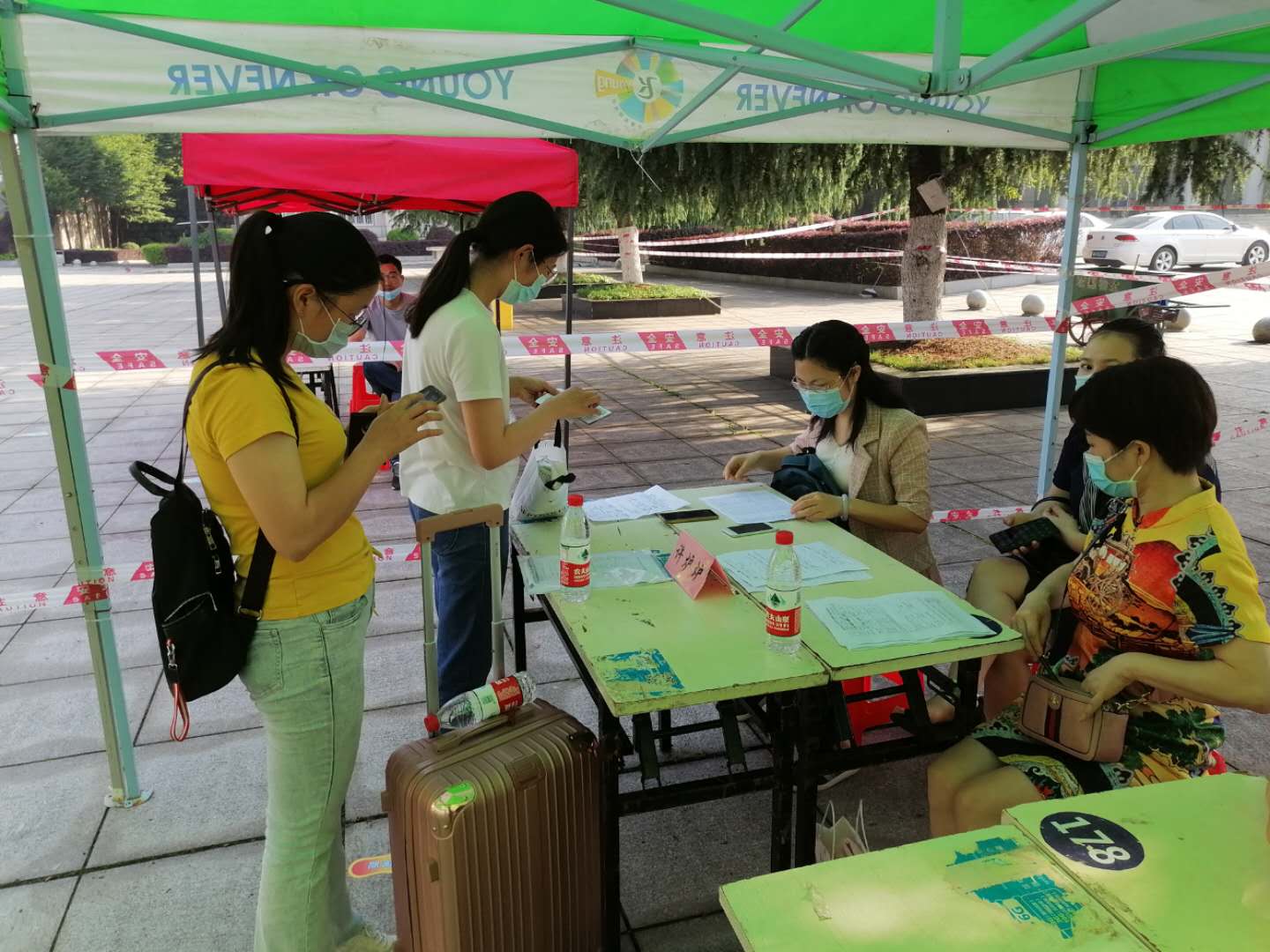 会计学院行政党支部开展“疫情防控践初心 暖心服务迎学子”主题党日活动