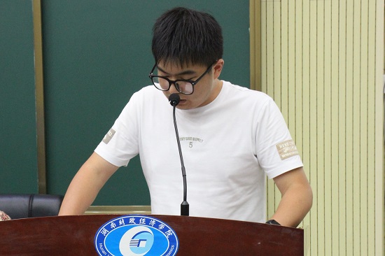 何承哲发言照片.jpg