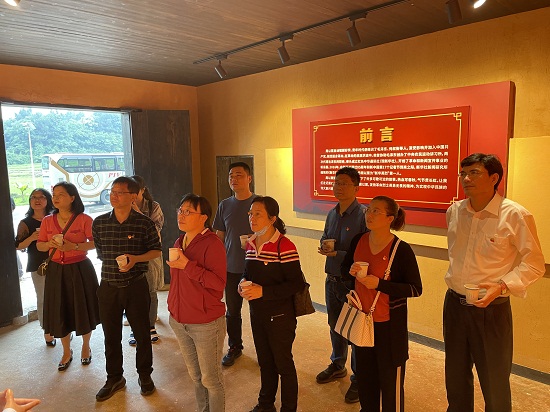 主题党日参观周以栗故居2.jpg
