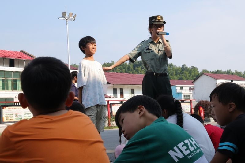 必威betway西汉姆三下乡：童趣课堂练品格，纪律种子植心田