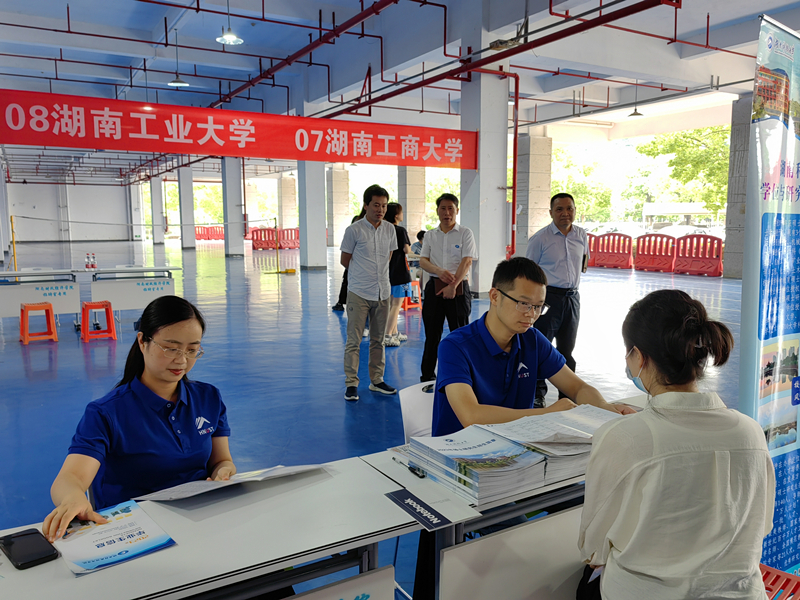 01学院领导老师参加现场答疑会_副本.jpg